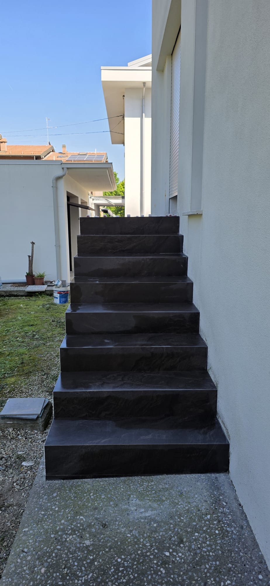 Scale esterne rivestite in gres porcellanato scuro