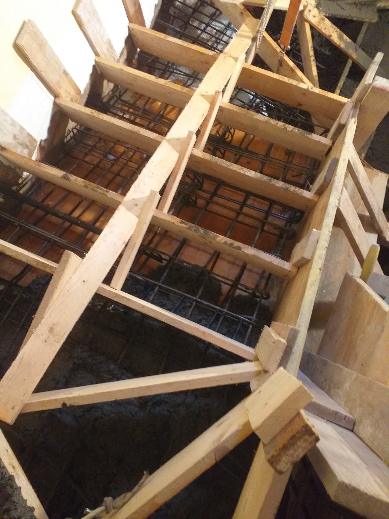 Realizzazione scala in cemento armato con casseforme